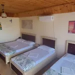 Merlika -inside The Castle- Bed & Breakfast Krujë