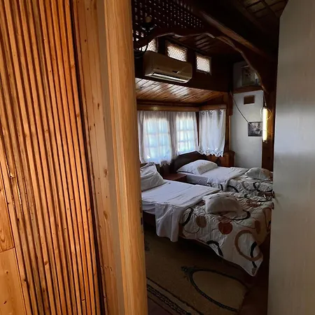 Merlika -inside The Castle- Bed & Breakfast Kruje