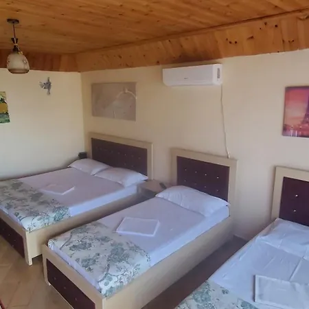 Merlika -inside The Castle- Bed & Breakfast Krujë