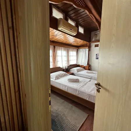Merlika -inside The Castle- فندق مبيت وإفطار 4*