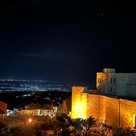 Merlika -inside The Castle- Couette-café Krujë